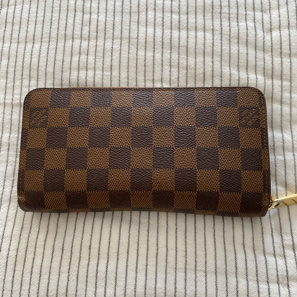 AUTHENTIC Louis Vuitton zippy wallet